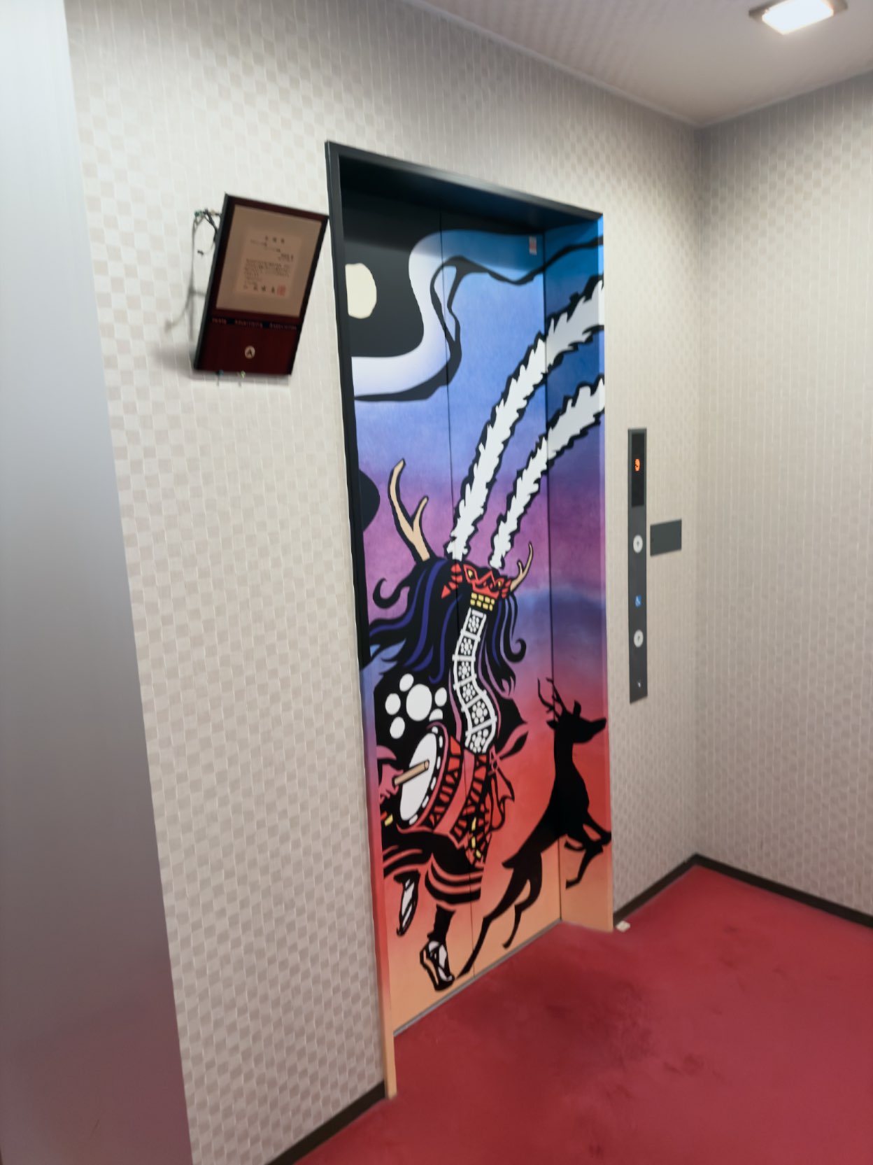 絵が描かれたエレベーターのドア