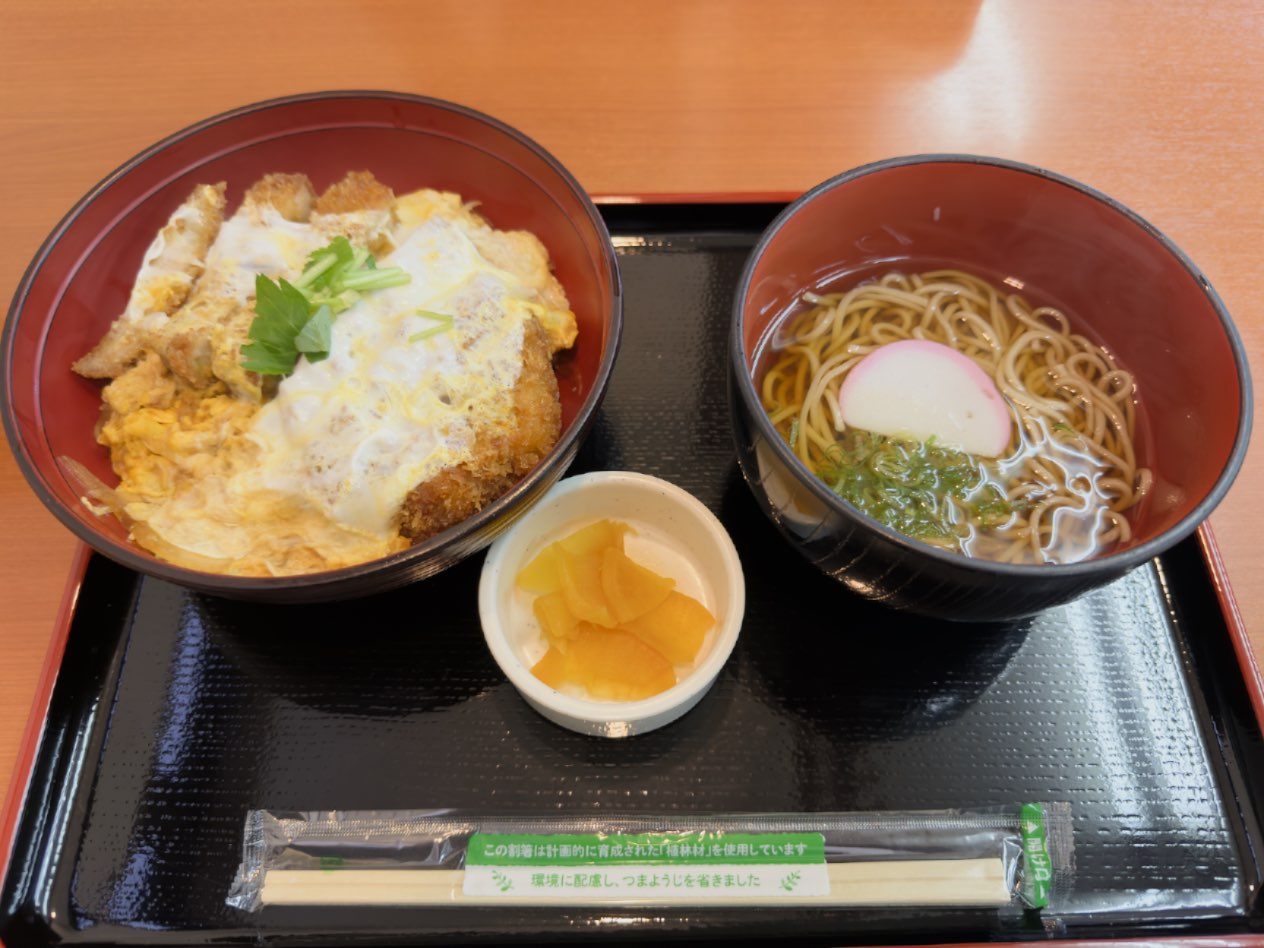 白金豚のカツ丼とそば