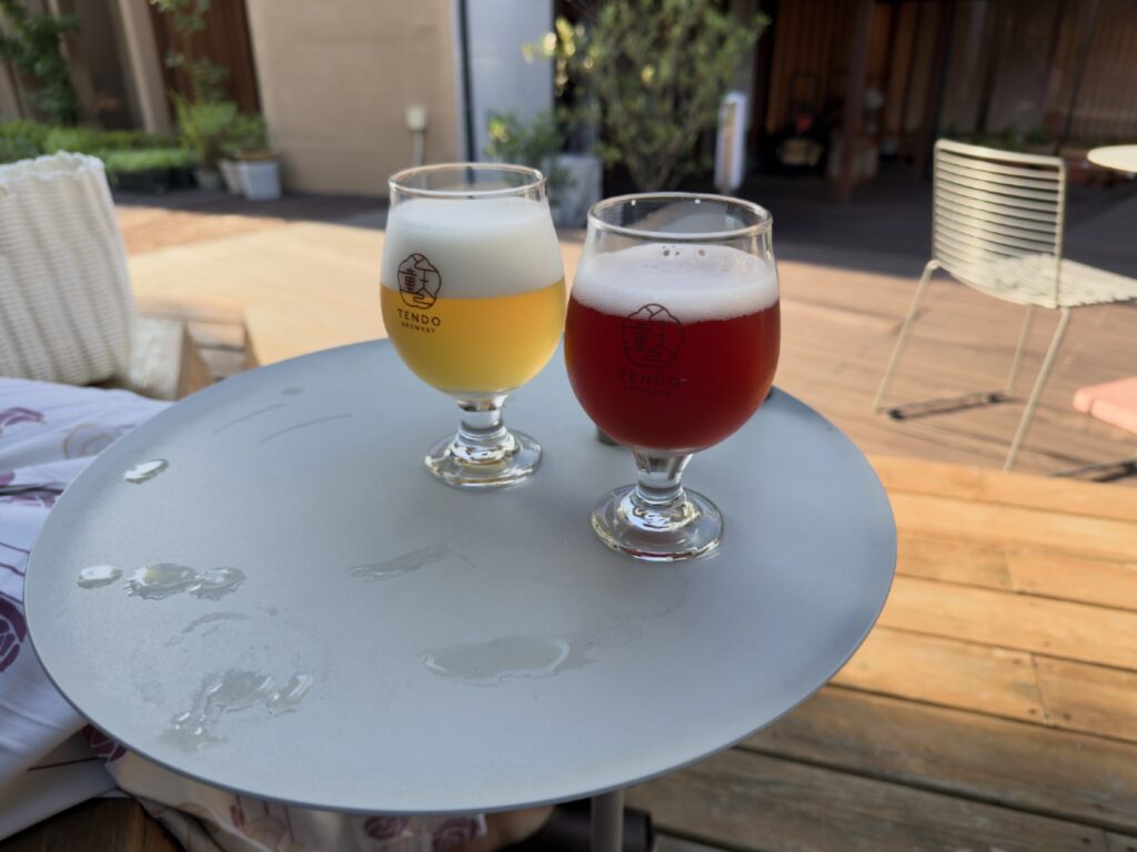 テラス席で飲むクラフトビール
