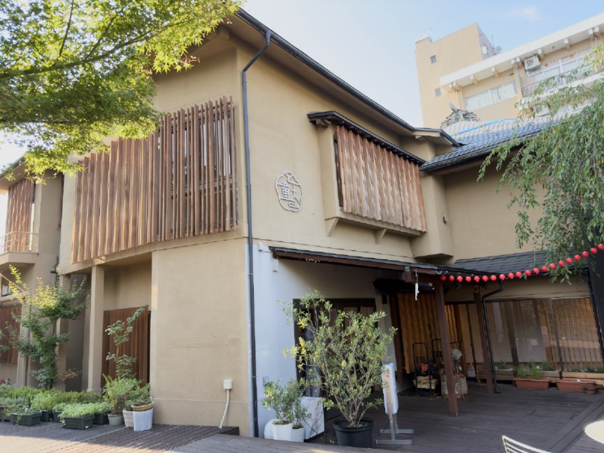 湯坊いちらくのテラスから見た建物
