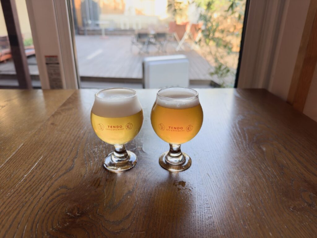 ラウンジで飲むクラフトビール2杯