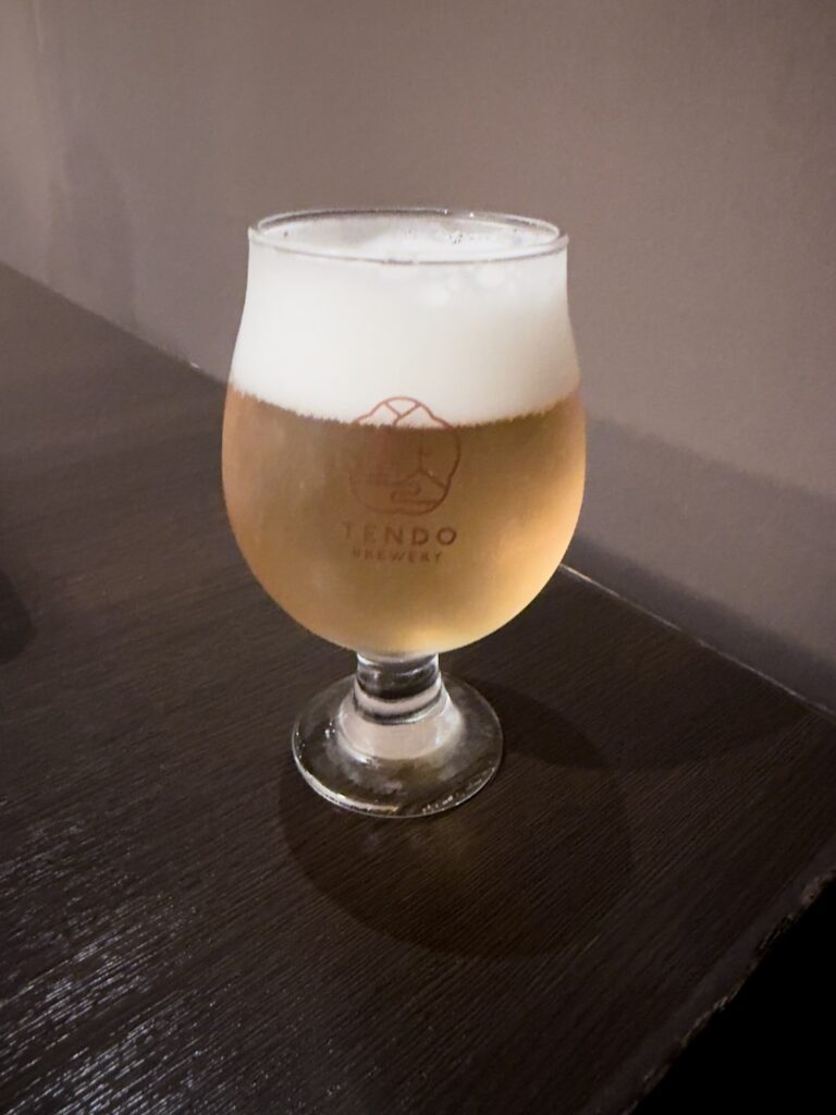 夕食会場で飲むクラフトビール