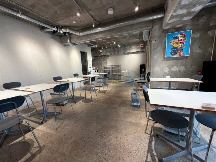 黄金湯の上にあるカフェの店内
